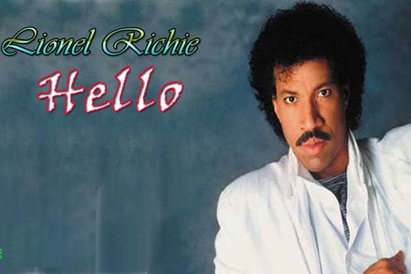 ليونيل ريتشي على غلاف أغنيته الشهيرة Hello