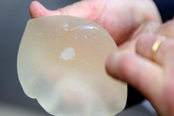 أبرز مخاطر السيليكون الخاصة بتكبير الثدي لدى السيدات