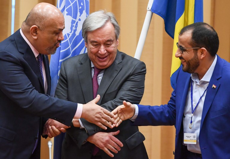 أمين عام الأمم المتحدة يرعى مصافحة بين رئيسي الوفدين المتخاصمين في السويد