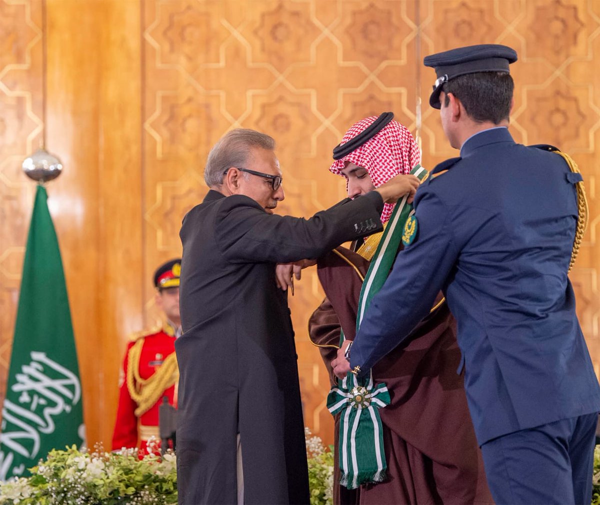 الرئيس الباكستاني يقلد ولي العهد السعودي أرفع وسام
