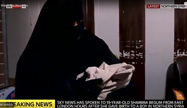 شاميما بيجوم مع طفلها - صورة لقناة سكاي البريطانية