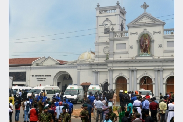 سيارات إسعاف أمام كنيسة سانت أنتوني في كولومبو بعد اعتداء دام في 21 أبريل 2019
