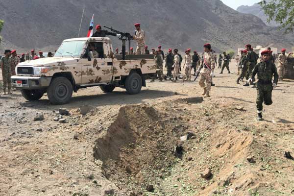 قوات أمن يمنية تنتشر في موقع سقوط صاروخ استهدف ثكنة عسكرية قرب عدن في 1 أغسطس 2019
