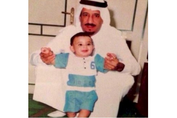 صورة متداولة على تويتر للملك سلمان مع ولي العهد الأمير محمد في فترة طفولته