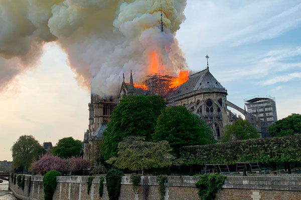 خلال الحريق في الكنيسة التاريخية