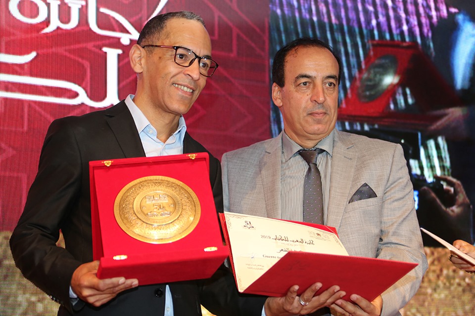 الوزير الحسن عبيابة يسلم الجائزة لاحد الفائزين 