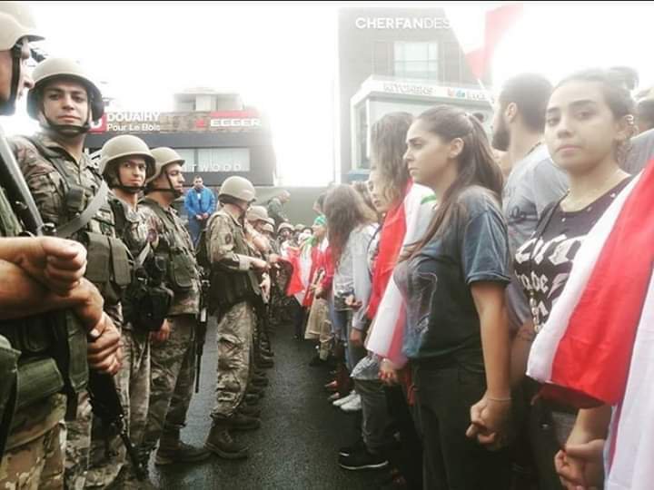 لضمان سلمية المظاهرات... تفصل النساء بين عناصر الجيش اللبناني والمتظاهرين