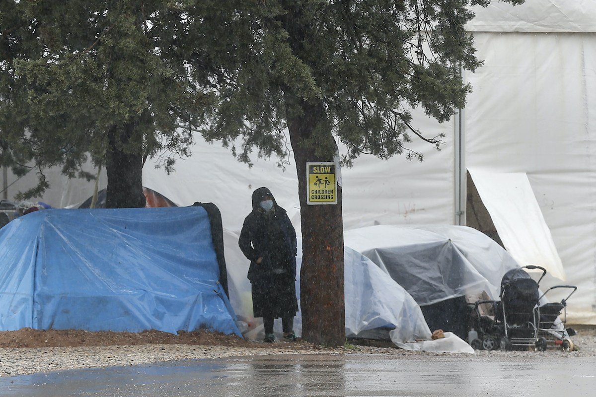 اليونان تمدد إغلاق مخيمات المهاجرين