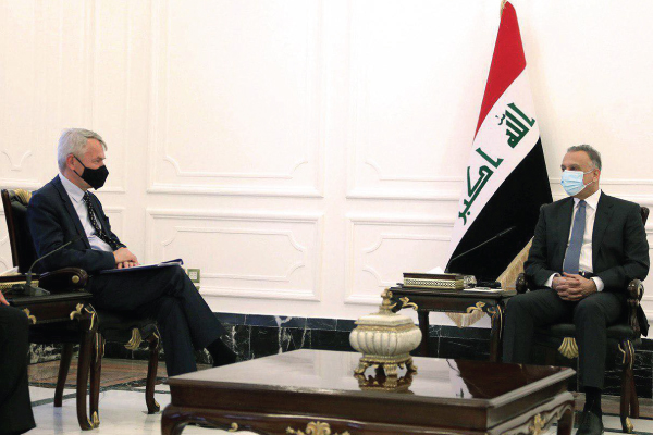 رئيس الحكومة العراقي مستقبلًا وزير الخارجية الفنلندي