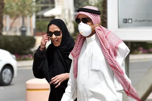 سعودي برفقة زوجته في الرياض منتصف مارس الماضي (أ ف ب)