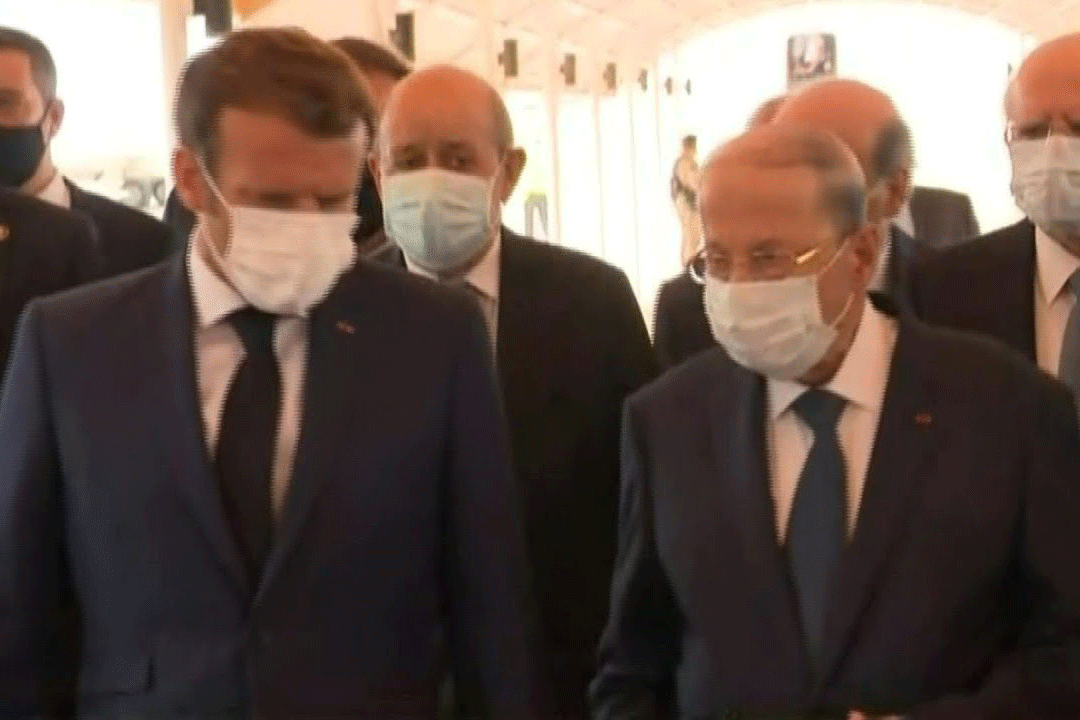 الرئيس اللبناني ميشال عون (يمين) مستقبلاً نظيره الفرنسي إيمانويل ماكرون في بيروت