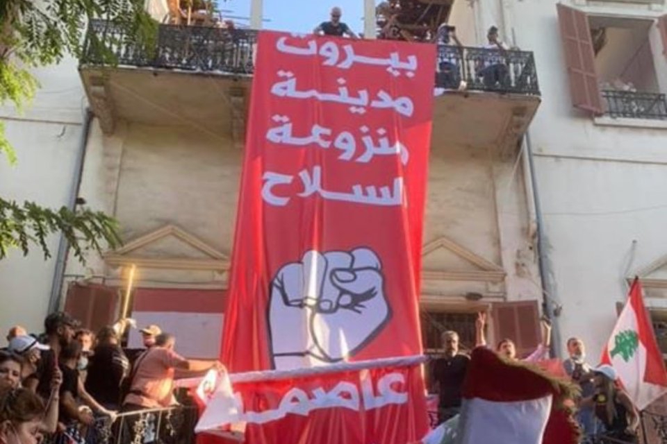 اقتحم متظاهرون لبنانيون السبت مقر وزارة الخارجية في مدينة الأشرفية ورفعوا علم 
