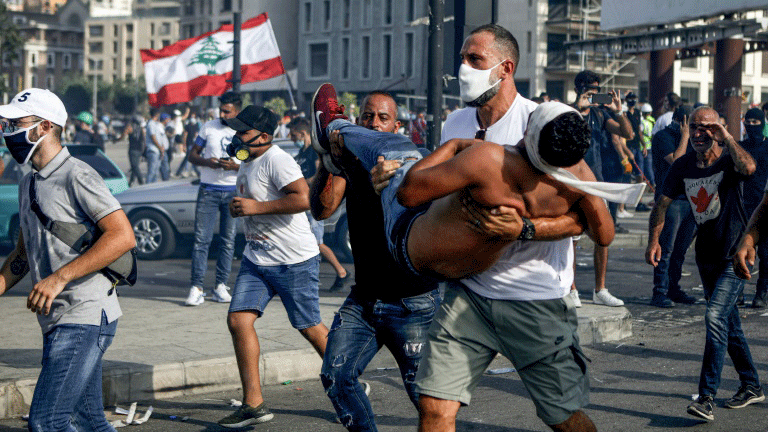 نجم كرة السلة فادي الخطيب يحمل متظاهراً أصيب إصابة بالغة في تظاهرات بيروت، 8 أغسطس 2020