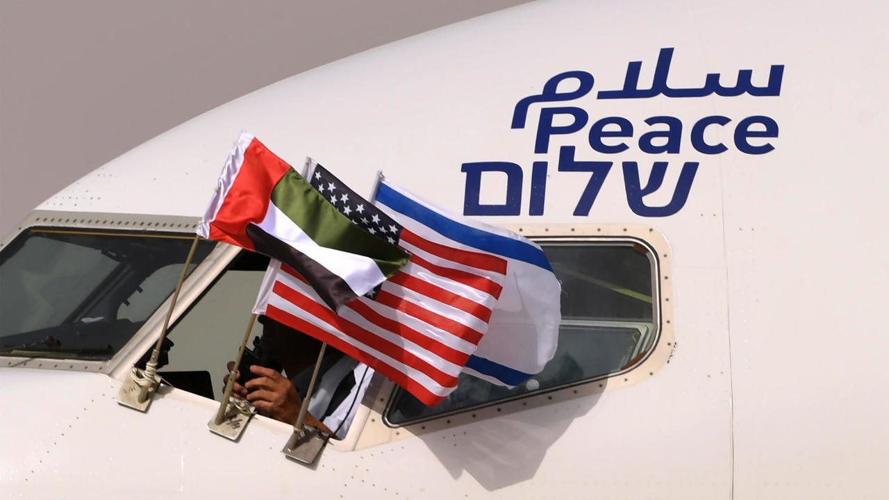 أول طائرة تجارية بين إسرائيل والإمارات تحط في مطار أبوظبي الاثنين