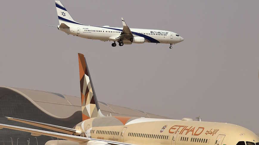 مطار أبوظبي يستقبل طائرة العال في أول رحلة تجارية مباشرة بين البلدين