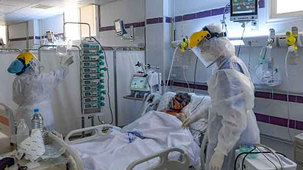 مصاب بكورونا يتلقى العلاج في وحدة العناية المركزة بمستشفى في مدينة قابس بجنوب غرب تونس يوم 26 أغسطس.