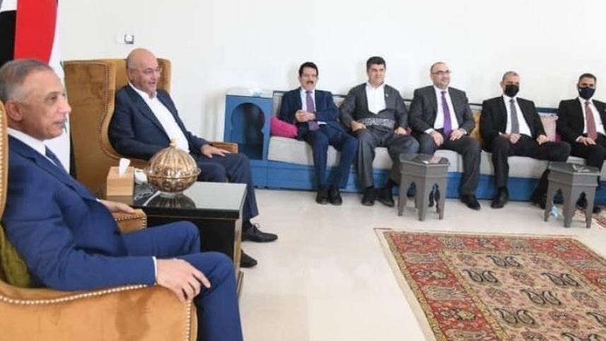 الكاظمي مجتمعا في السليمانية مع الرئيس صالح وقياداتها السياسية الصورة من الوكالة الرسمية