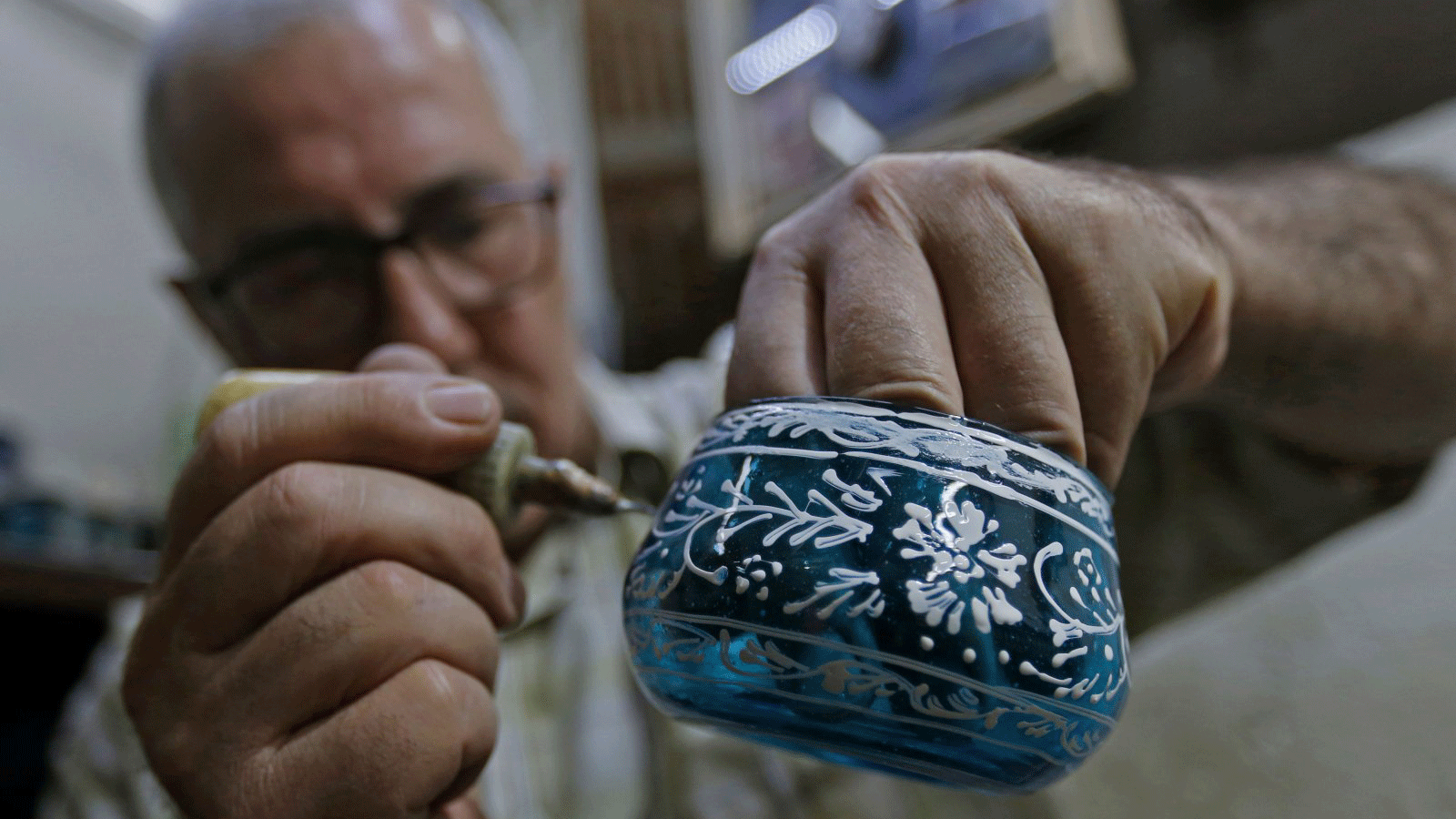 يبذل محمّد الحلاق وشقيقاه قصارى جهدهم للحفاظ على حرفة صناعة الزجاج اليدوي من الاندثار