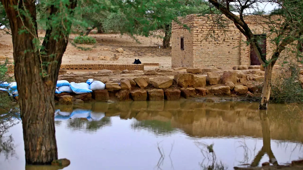 صورة ملتقطة في 9 سبتمبر 2020 تظهر دعامات من أكياس رمل لمنع مياه النيل من دخول موقع مدينة ميروي الملكية التاريخية عقب الفيضانات في السودان