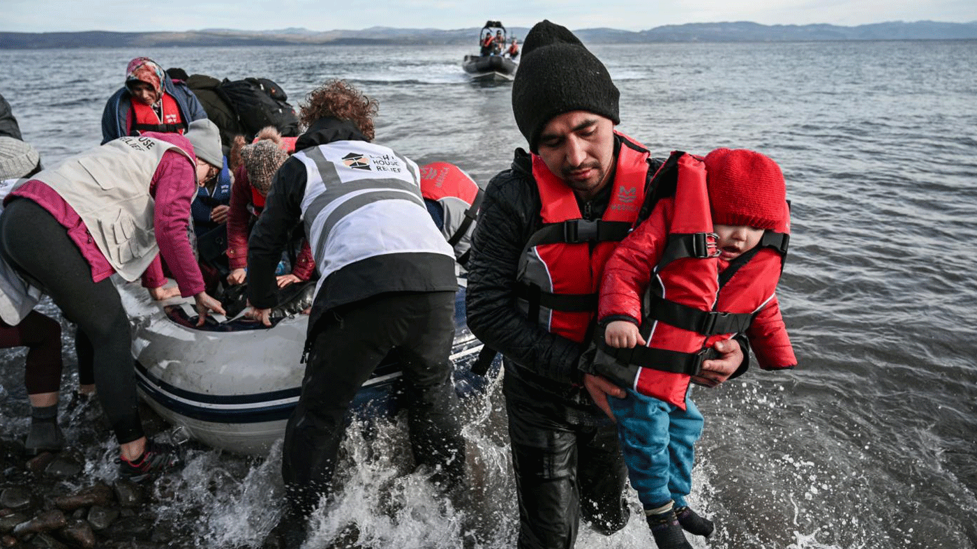 صورة أرشيفية للاجئين عبر البحر عند سواحل اليونان (أ ف ب)