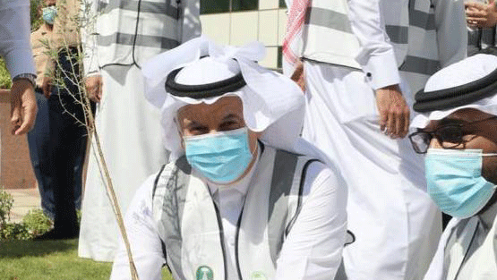 وزير البيئة والمياه والزراعة السعودي عبدالرحمن الفضلي أثناء تدشين حملة لنجعلها خضراء