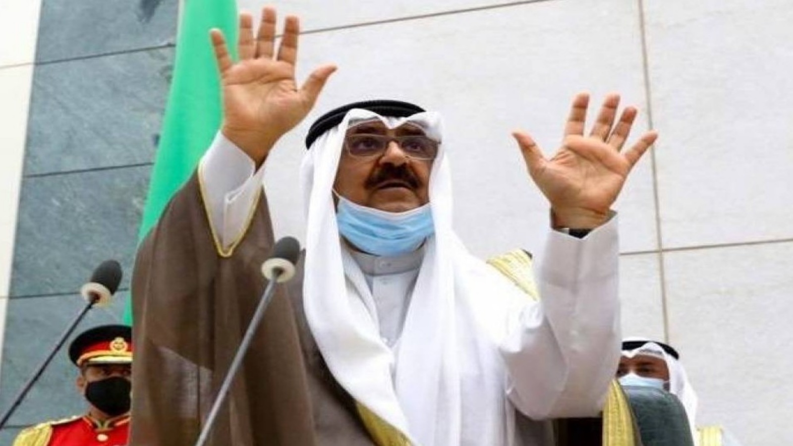 الشيخ مشعل يحيي أعضاء مجلس الأمة بعد أداء اليمين