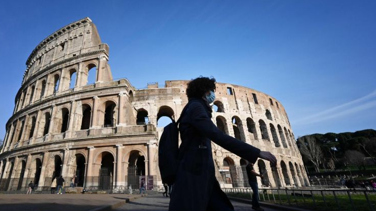 إيطاليا تعتزم تقليص مدة الحجر الصحي