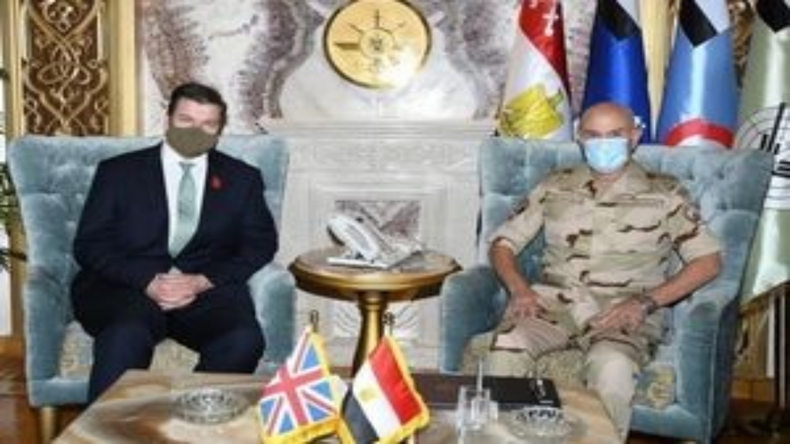 الوزير البريطاني هيني مجتمعا مع رئيس الأركان المصري