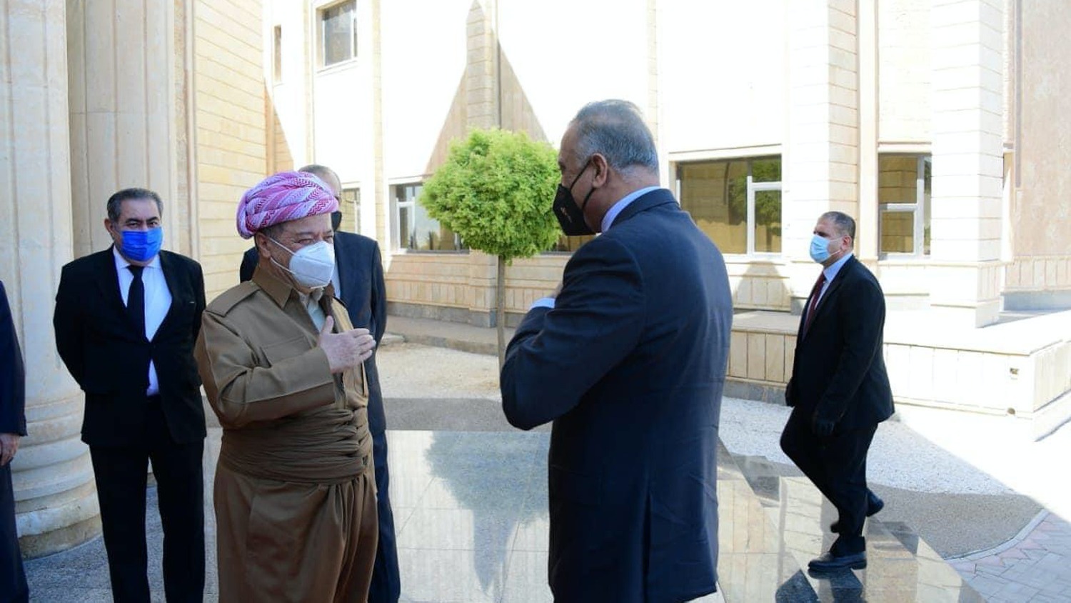 الكاظمي خلال لقاء سابق في اربيل مع بارزاني