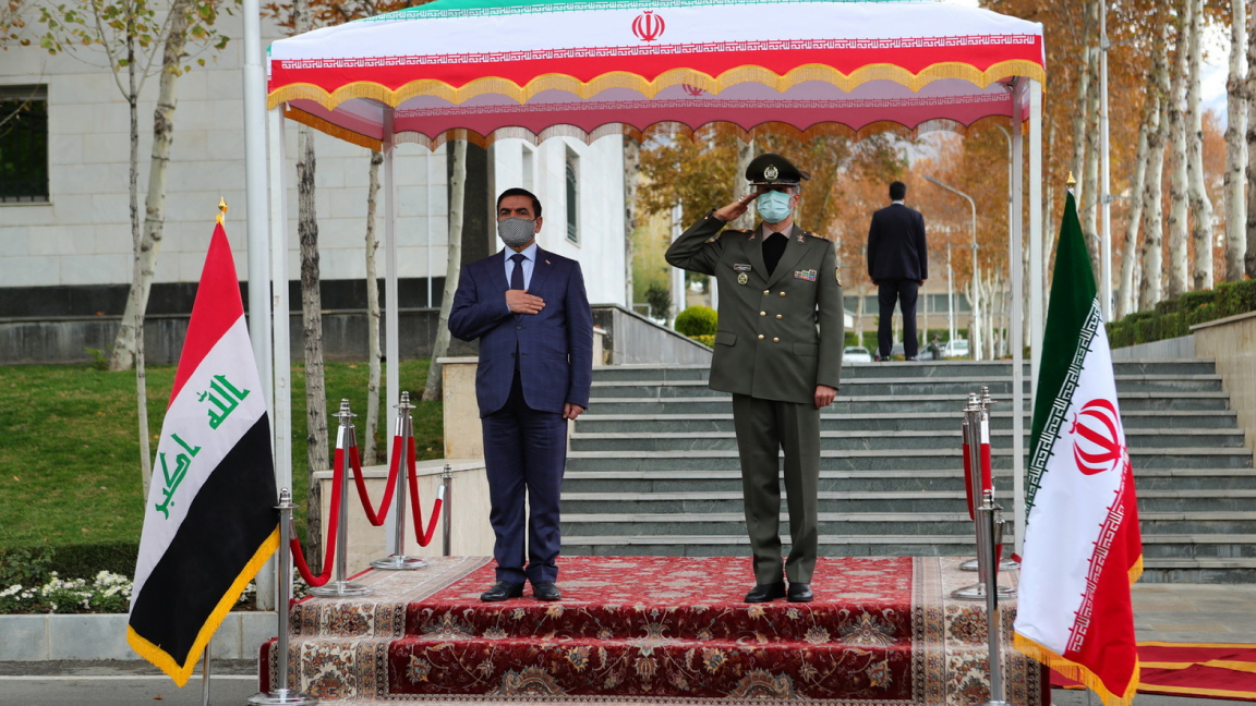 وزير الدفاع الايراني مستقبلًا نظيره العراقي لدى وصوله إلى طهران