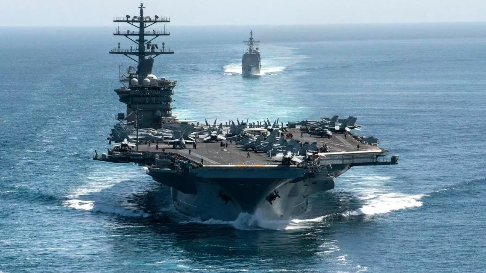 تُظهر هذه الصورة المنشورة للبحرية الأمريكية حاملة الطائرات يو إس إس نيميتز والطراد الموجه يو إس إس فلبين سي وهي تبحر عبر مضيق هرمز في 18 سبتمبر 2020