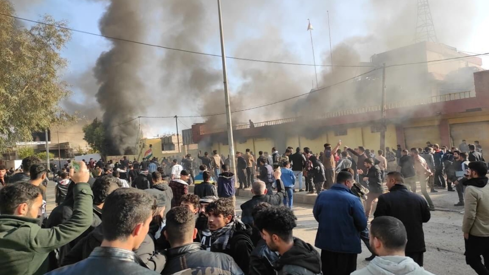 محتجون في السليمانية العراقية يضرمون النار بمقار احزاب سياسية