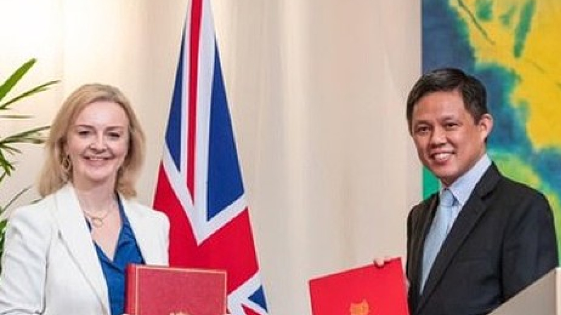 وزيرة التجارة الدولية البريطانية ليز تروست ونظيرها السنغافوري 