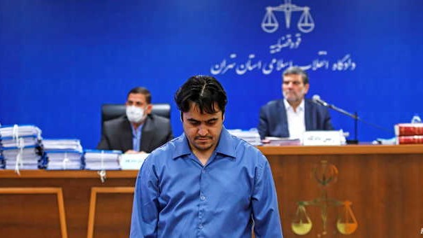 المعارض الإيراني روح الله زم خلال محاكمته في طهران
