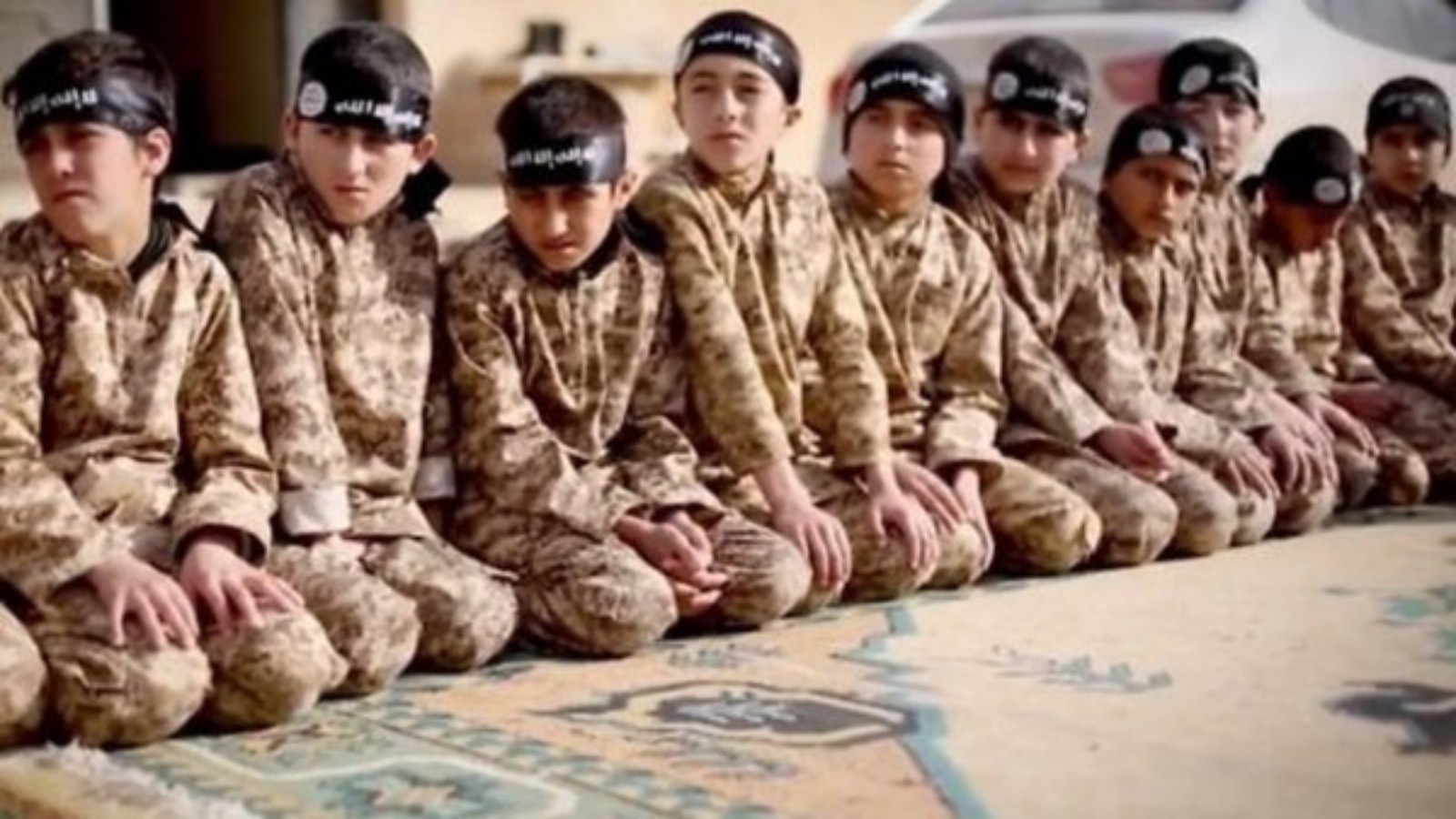 اطفال عراقيون ارغمهم داعش على التجند في صفوفه
