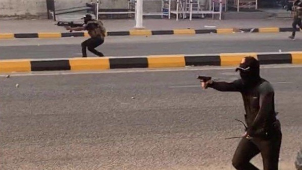 عناصر للمليشيات المسلحة تطلق النار على المتظاهرين المحتجين في بغداد