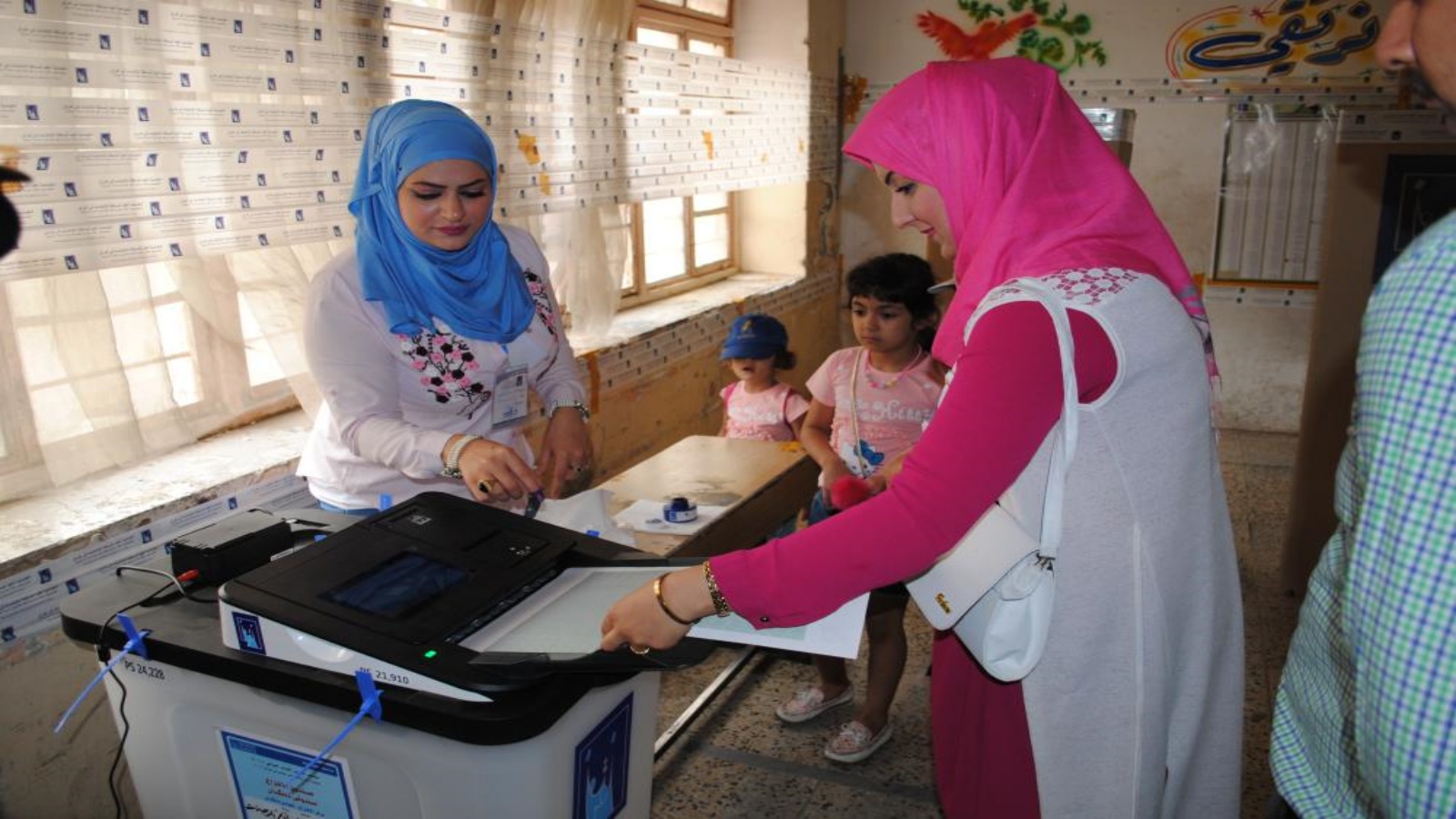 عراقية تدلي بصوتها خلال انتخابات سابقة