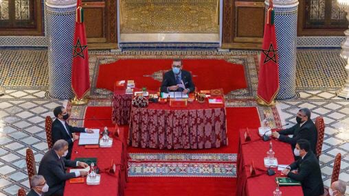 الملك محمد السادس لدى ترؤسه مجلسا وزاريا في فاس اليوم 