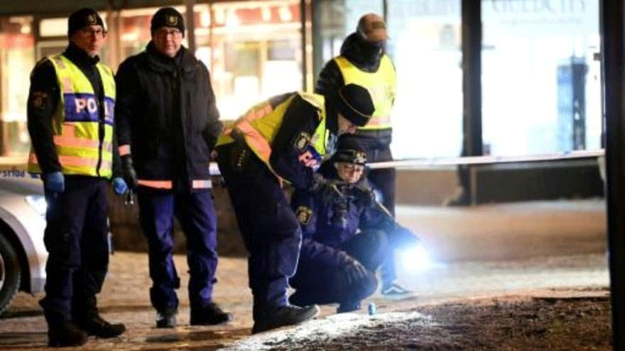  محققون يتفحصون موقع هجوم بسلاح أبيض في فيتلاندا في جنوب السويد في 3 آذار/مارس 2021