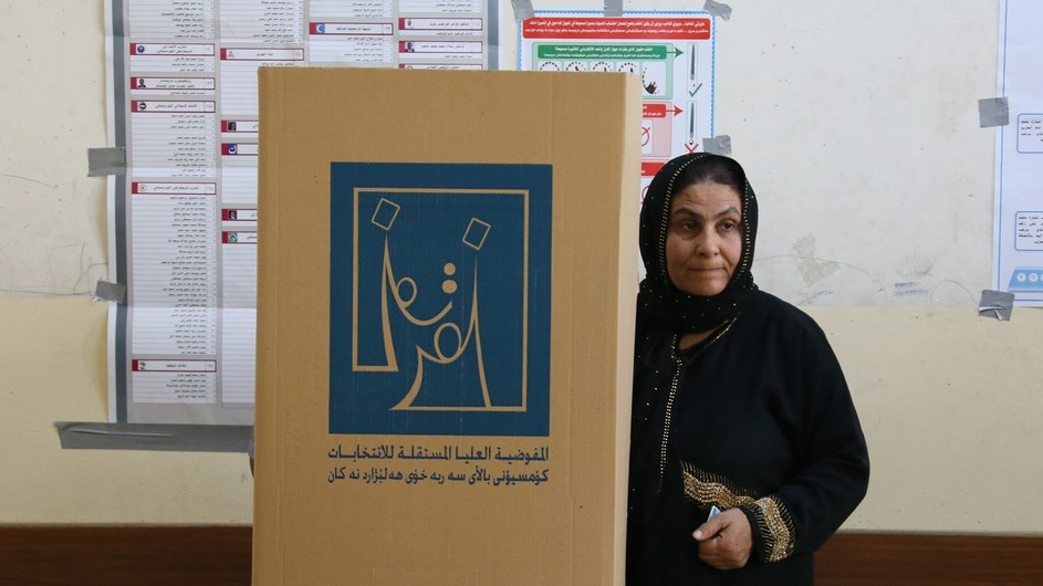 عراقية تدلي بصوتها في انتخابات سابقة لبلدها