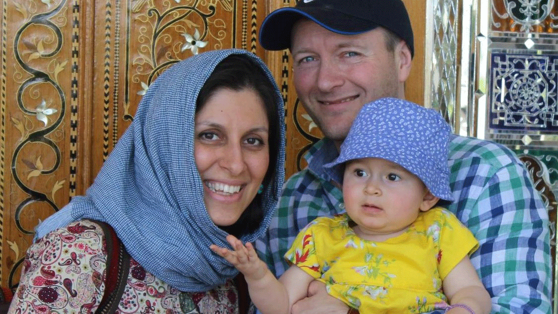 نازانين راتكليف وزوجه وطفلتهما في صورة وزعت العام 2017 على وسائل الإعلام 