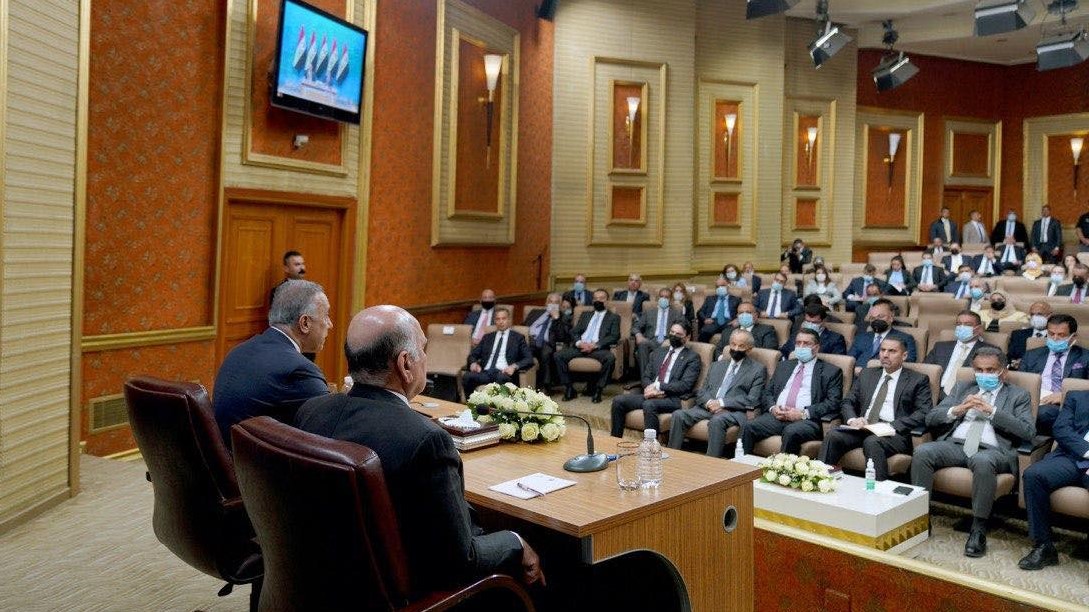الكاظمي متحدثًا الى منتسبي وزارة الخارجية العراقية في بغداد اليوم