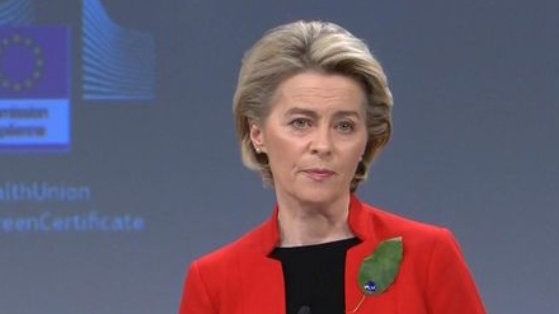 رئيسة المفوضية الاوروبية خلال مؤتمرها الصحفي في بروكسل الأربعاء