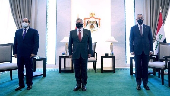 الكاظمي مع الملك عبد الله والرئيس السيسي خلال قمتهم الثلاثية بعمان في آب 2020