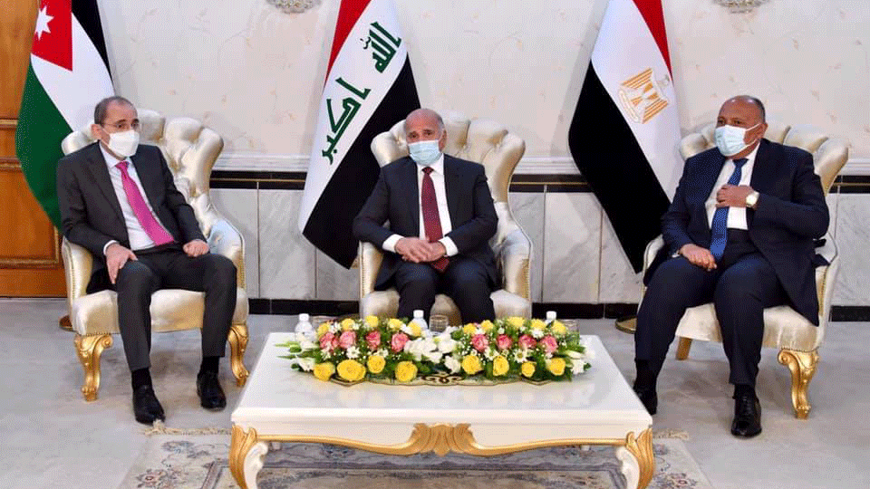 وزراء خارجية مصر والعراق والاردن خلال اجتماعهم في بغداد اليوم