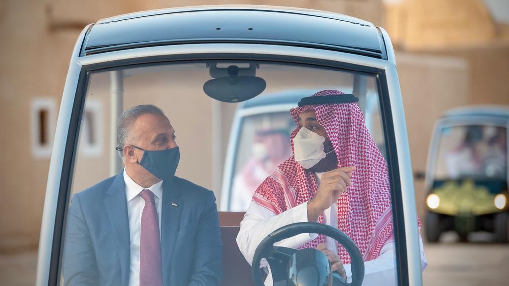 الامير محمد بن سلمان مصطحبا الكاظمي في جولة باحد احياء الرياض