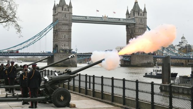 اطلاق الممفعية من منطقة جسر لندن التاريخية