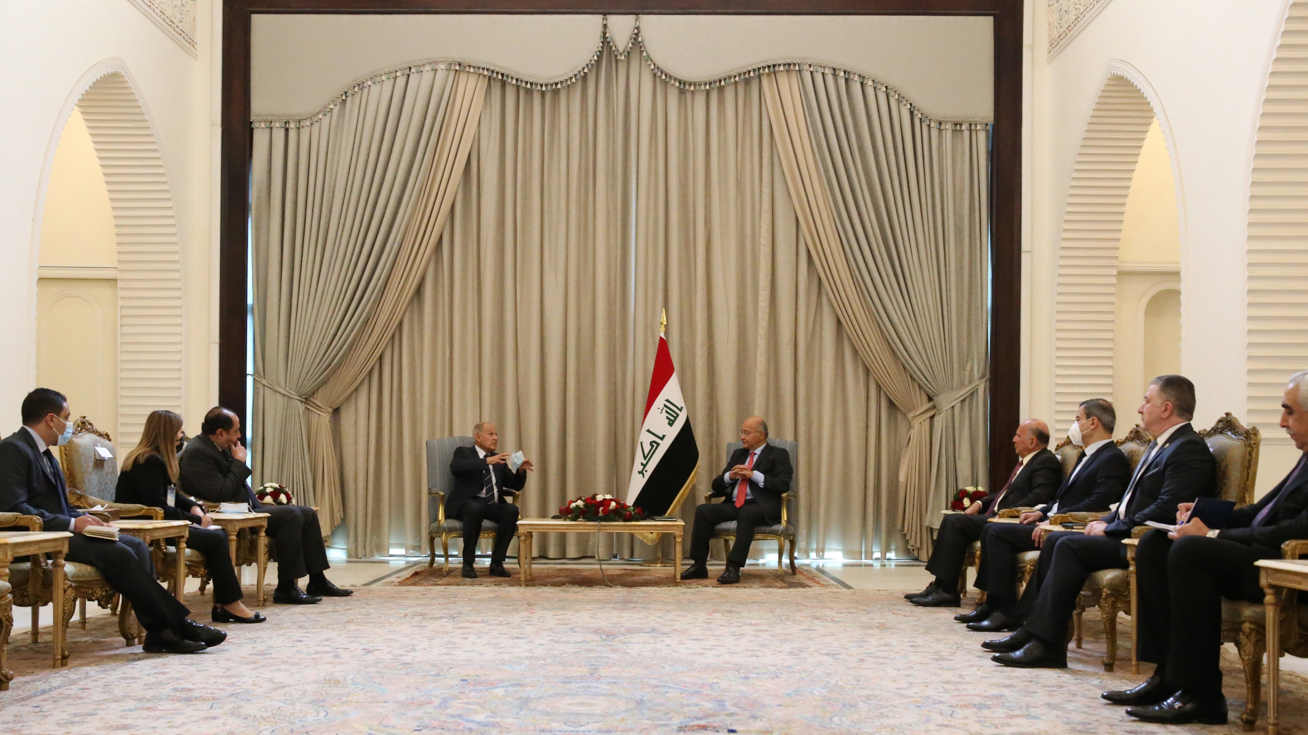 الرئيس العراقي برهم صالح ملتقيا في بغداد السبت ابو الغيط
