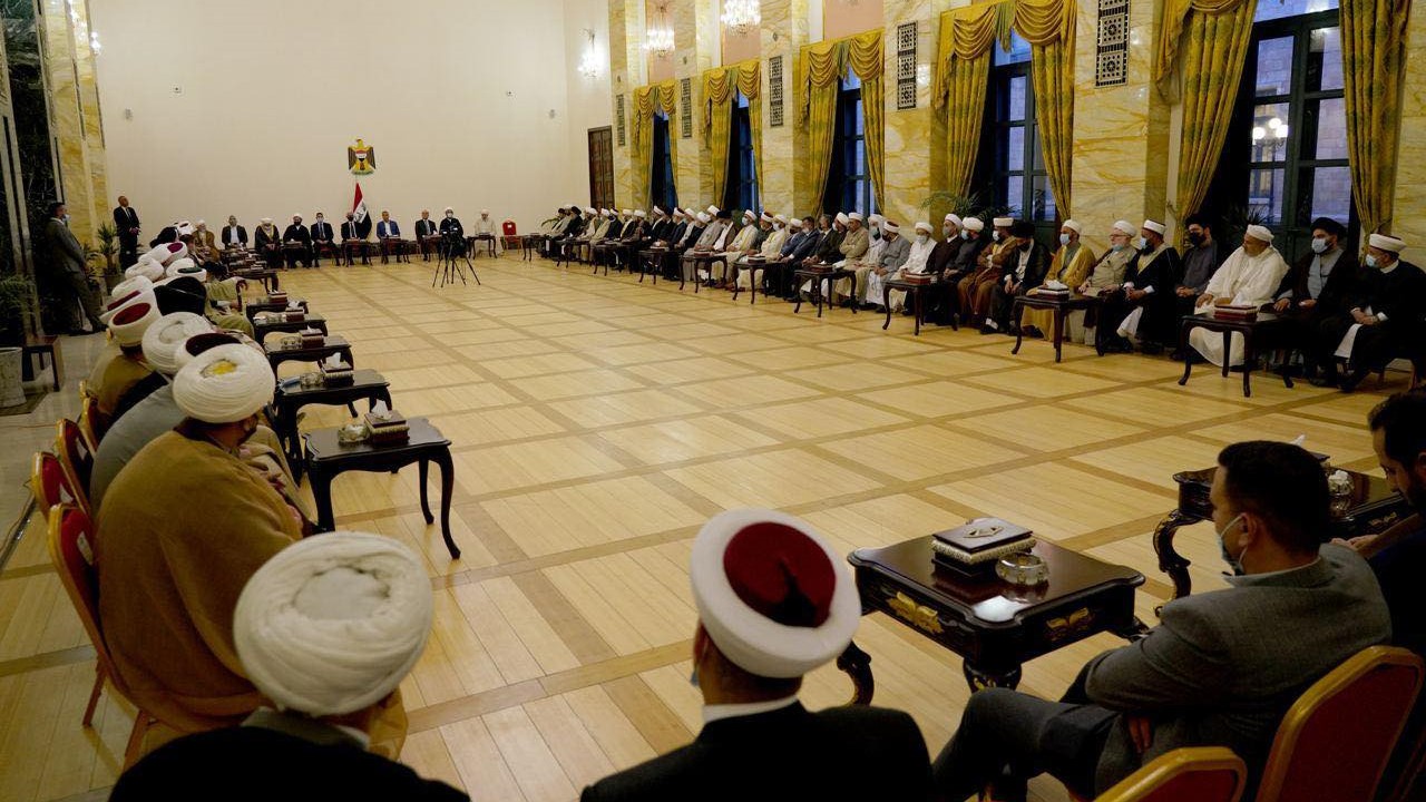 الكاظمي مستقبلا جمعا من رجال الدين العراقيين على مأدبة افطار السبت
