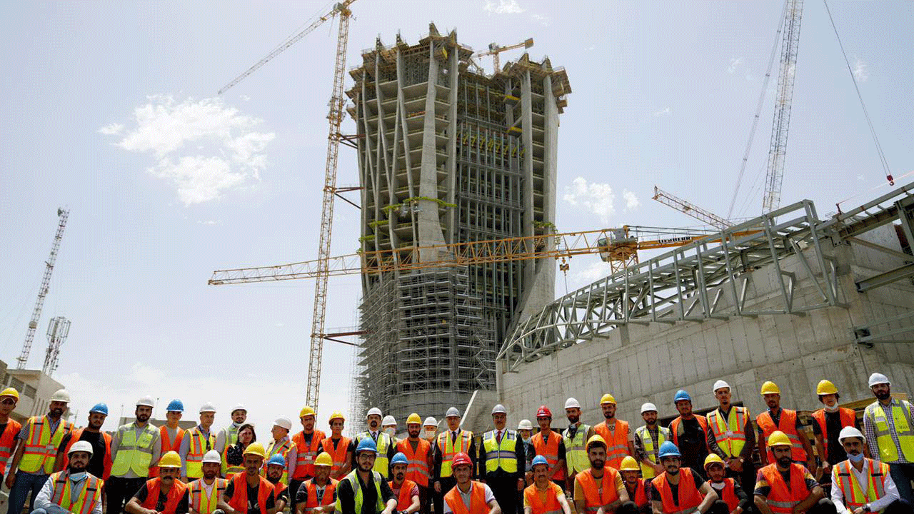 الكاظمي بين عمال ومهندسي بناء بناية البنك المركزي في بغداد